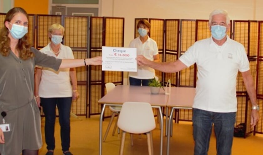 <p>Afdeling KNO van het van Weel-Bethesda Ziekenhuis neemt cheque in ontvangst.</p>