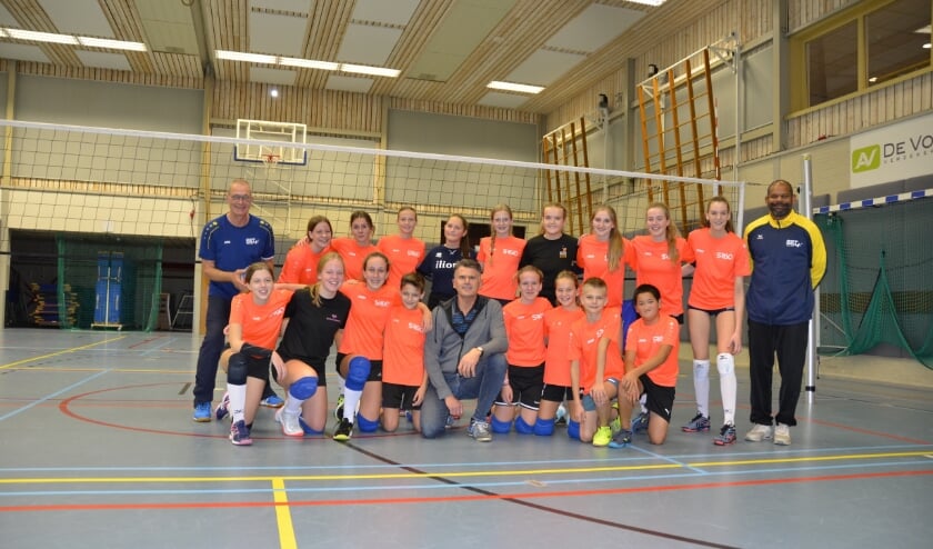 Paul temidden van spelers en trainers