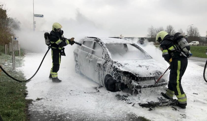 De uitgebrande auto aan de Weinmakker in Heerenveen.