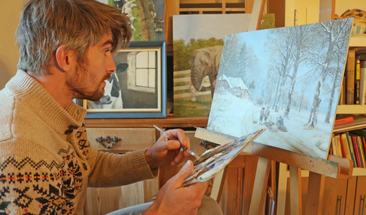 Ysbrand aan het schilderen in zijn woonkamer, dit is een replica die hij maakt van een winters tafereel van landschapsschilder Cornelis Koekkoek.