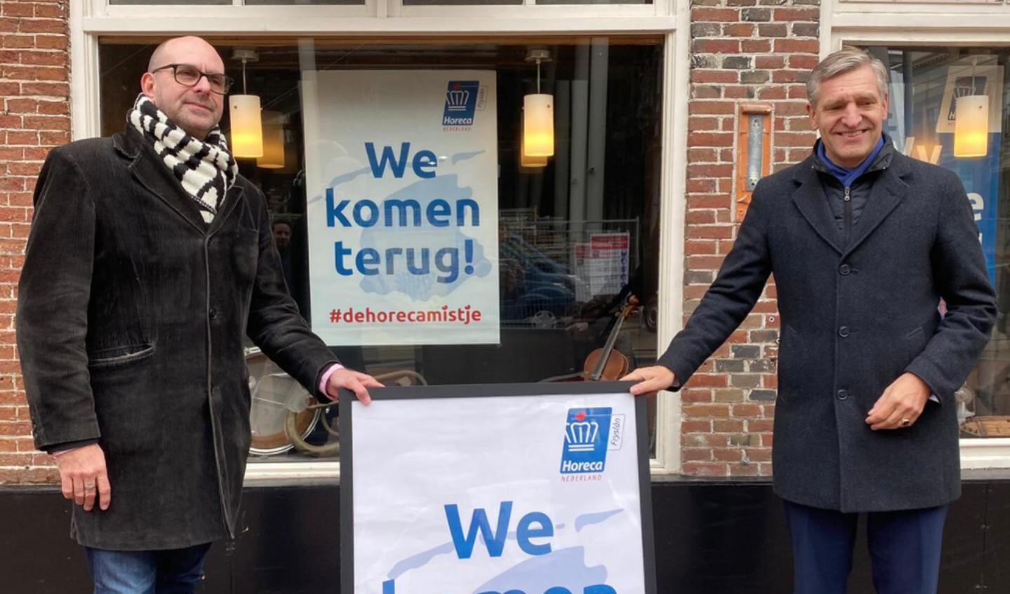 Ton Eijer overhandigt een symbolisch exemplaar van de actie aan Sybrand Buma, voorzitter van Veiligheidsregio Fryslân en burgemeester van Leeuwarden.