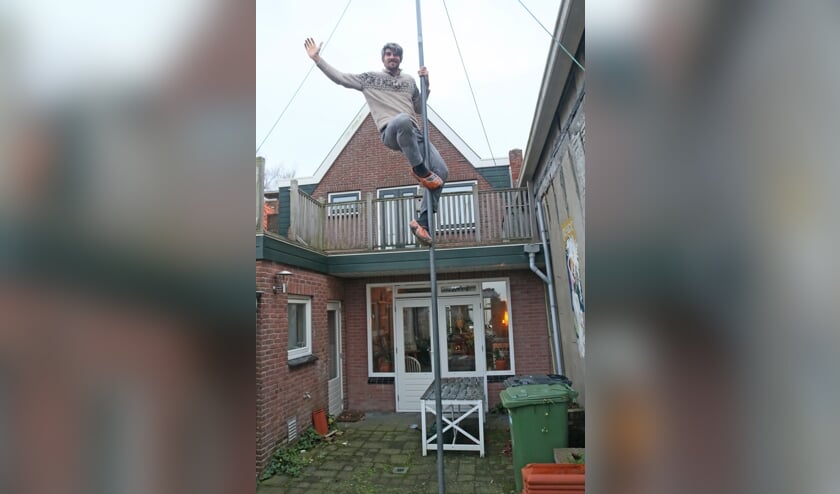 <p>In zijn achtertuin staat de ijzeren paal waarin hij regelmatig zijn fierljep-klimkwaliteiten traint.</p>