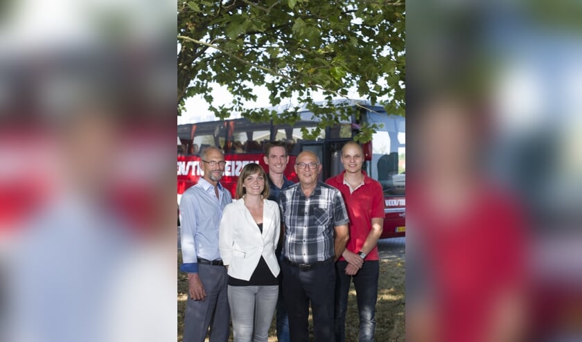 <p>Een groepsfoto van de 3de en 4de generatie van de familie Veenstra binnen het bedrijf. Wieberen, Anna-Wietske, Bouwe, Sije en Klaas.</p>