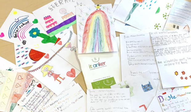 Een deel van de tekeningen die door de basisschoolkinderen uit Dronrijp voor de coronapatiënten in het MCL Leeuwarden zijn gemaakt.