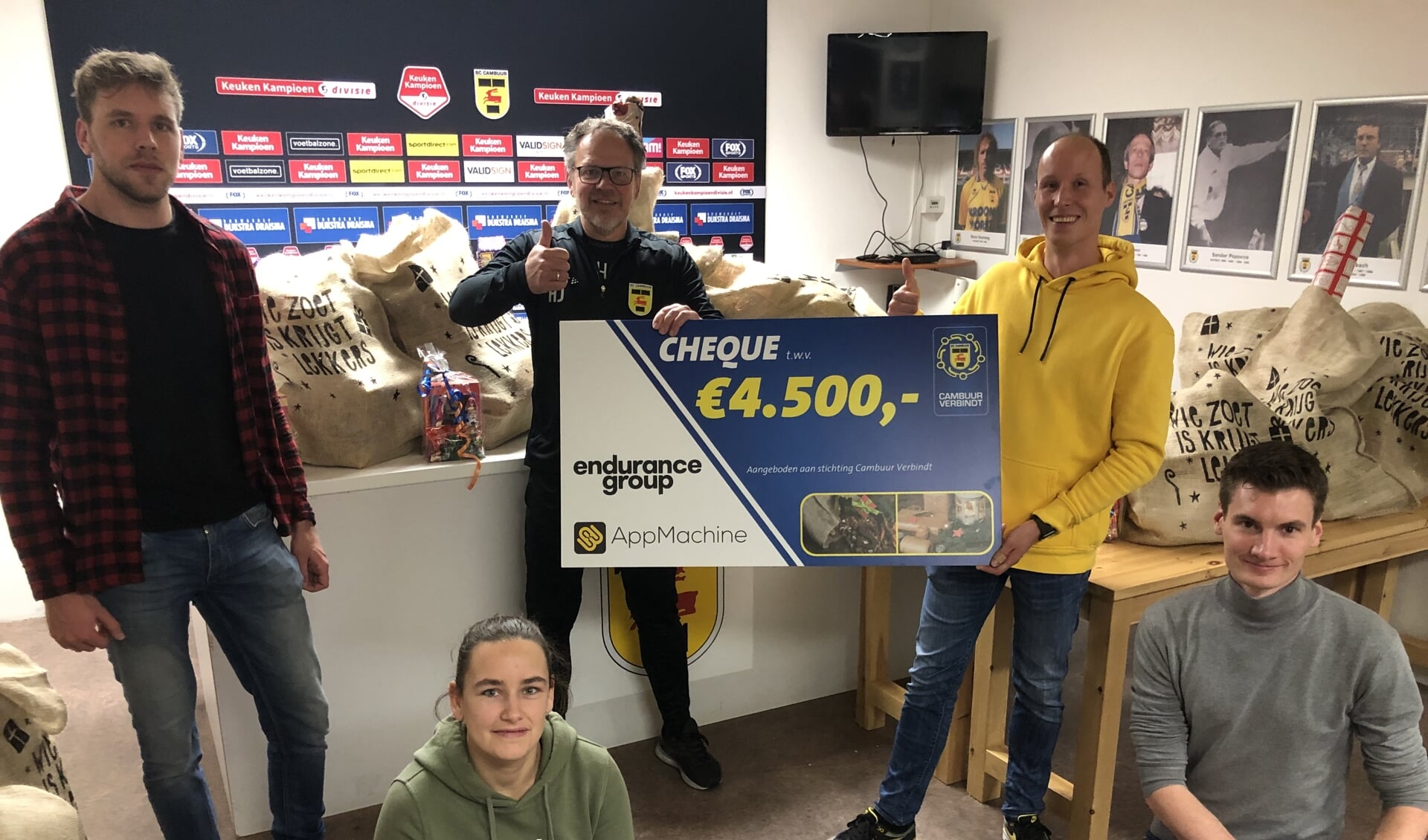 Cambuur Verbindt neemt een cheque van € 4.500 in ontvangst, aangeboden door AppMachine en de  Endurance Group