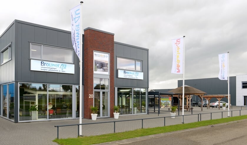 Het pand aan de Korte Baan 20 in Steenwijk heeft nu dankzij nieuwe opvallende vlaggen duidelijk de uitstraling met de nieuwe bedrijfsnaam Brouwer 4U. Foto: ingrid de roode
