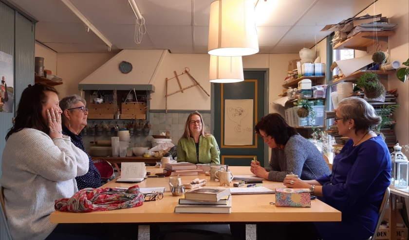 Normaal gesproken zitten deelnemers met elkaar om tafel