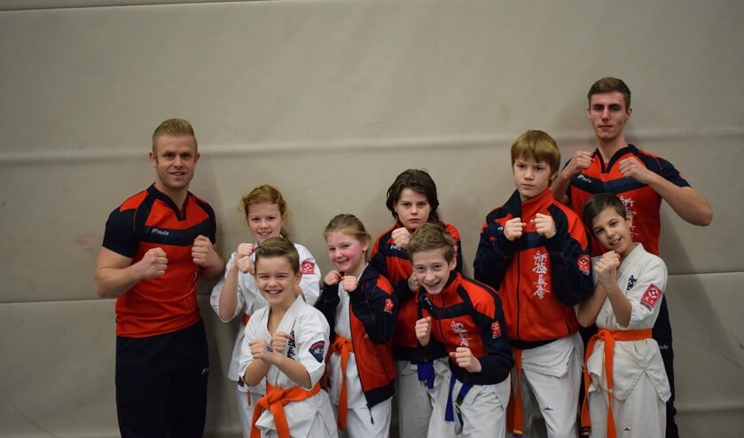 Team Iryoku op de Ommelander Cup (v.l.n.r.): Erwin Krot (coach), Marit van der Woude, Wout Stielstra, Thirza Huitema, Sven de Kwaadsteniet, Finn Utzon, Ruben van der Woude, Jesse Swart (coach) en Ferdi Breedenbach.