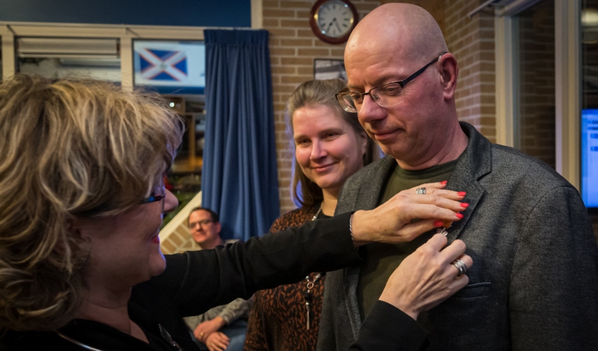 Burgemeester Ada Grootenboer-Dubbelman spelt de onderscheiding op bij Peter Meijer