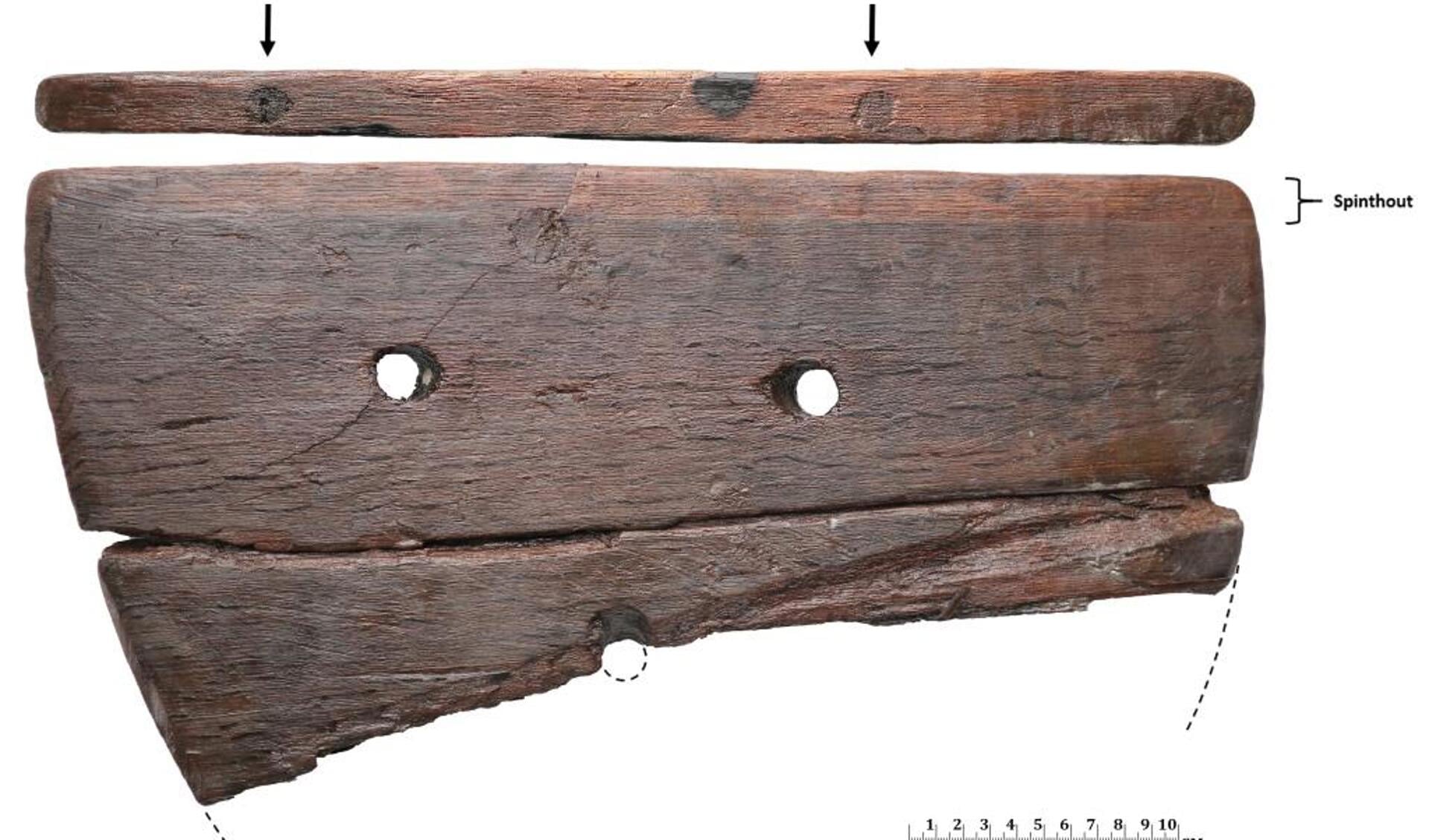 Fragmenten van een plank, gemaakt van eikenhout. Aan de spintzijde zijn twee deuvels in het hout geslagen. Afkomstig uit waterput (7de eeuw na Christus) 