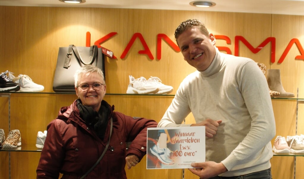 Johan Kamsma overhandigt de cheque aan Mirjam Kramer
