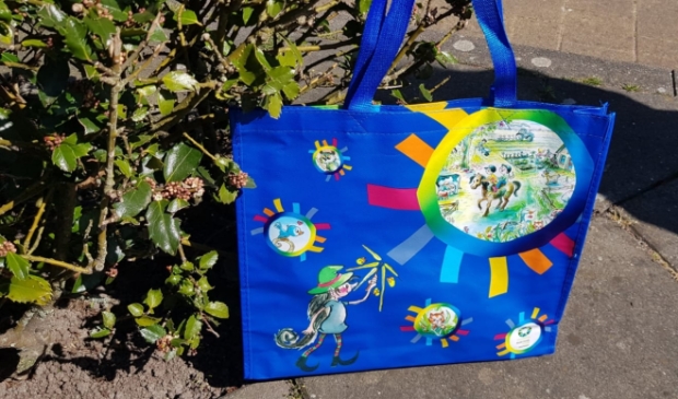De tas voor peuters met een boekje en ideeën voor activiteiten thuis