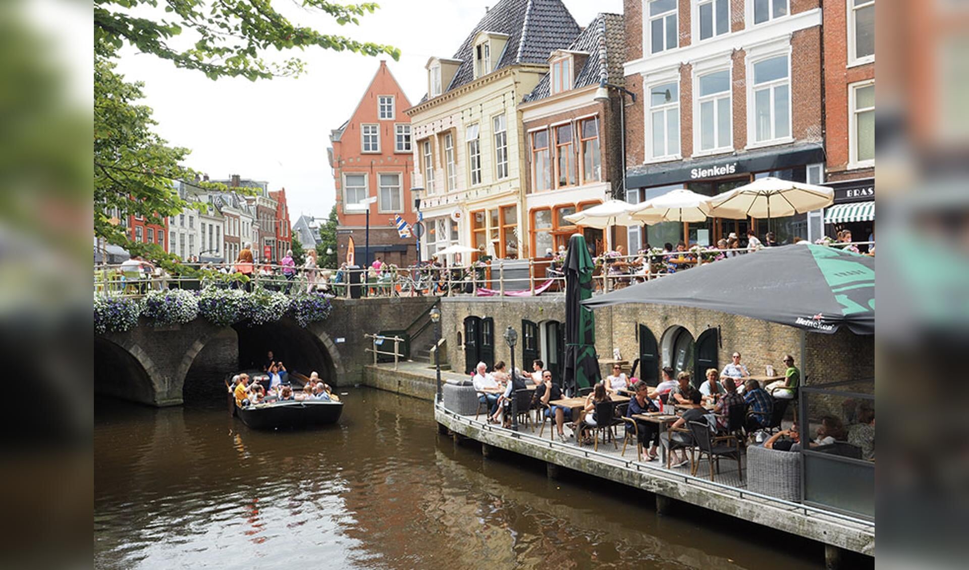Sfeervol beeld van terrassen langs de grachten in de Leeuwarder binnenstad, gemaakt in 2016.