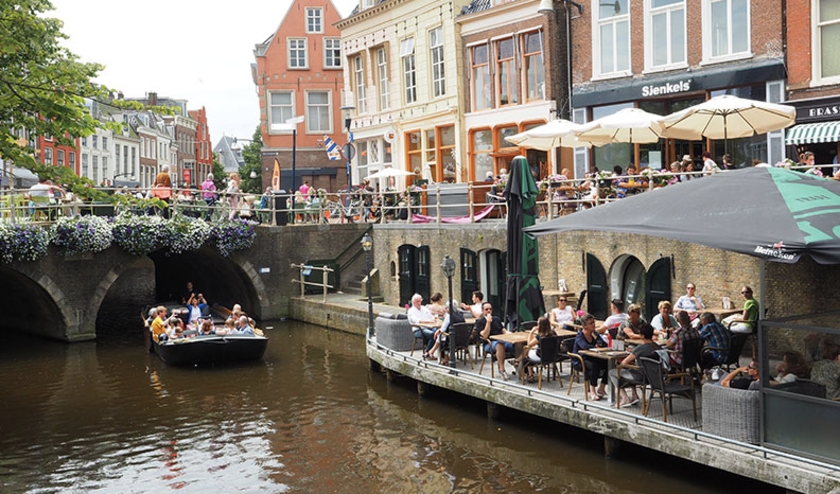 Sfeervol beeld van terrassen langs de grachten in de Leeuwarder binnenstad, gemaakt in 2016.