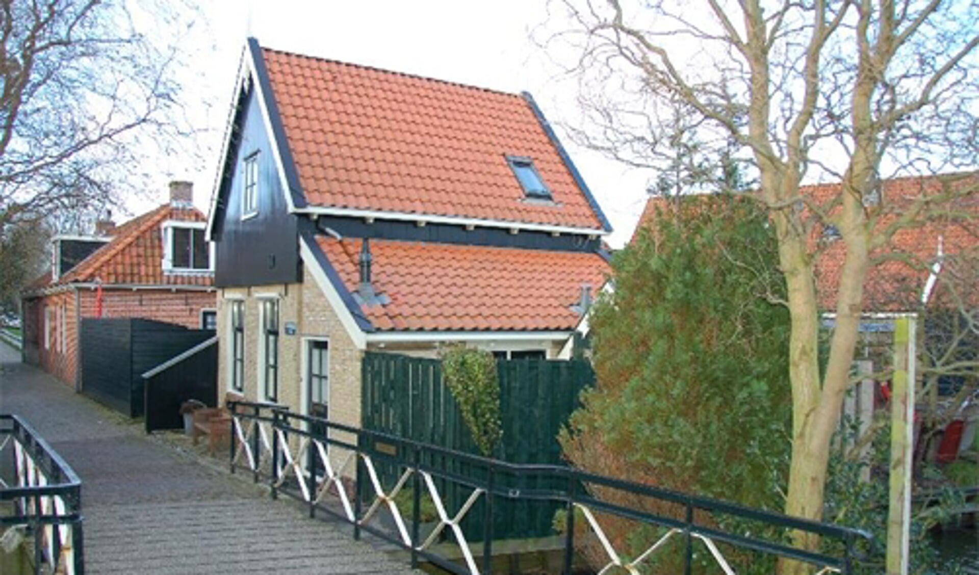 Eén van de romantische plekjes en bijpassende huizen in de stadskern van Hindeloopen.