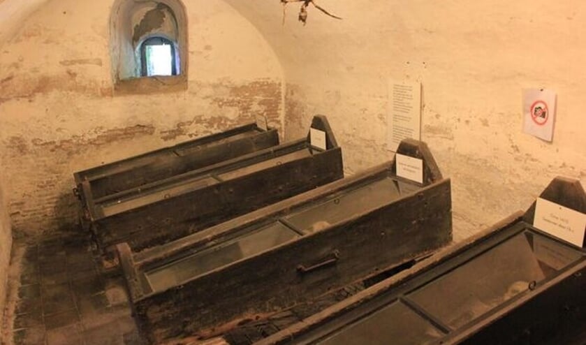 De in 1609 gebouwde adellijke grafkelder van de Nicolaaskerk in Wiuwert