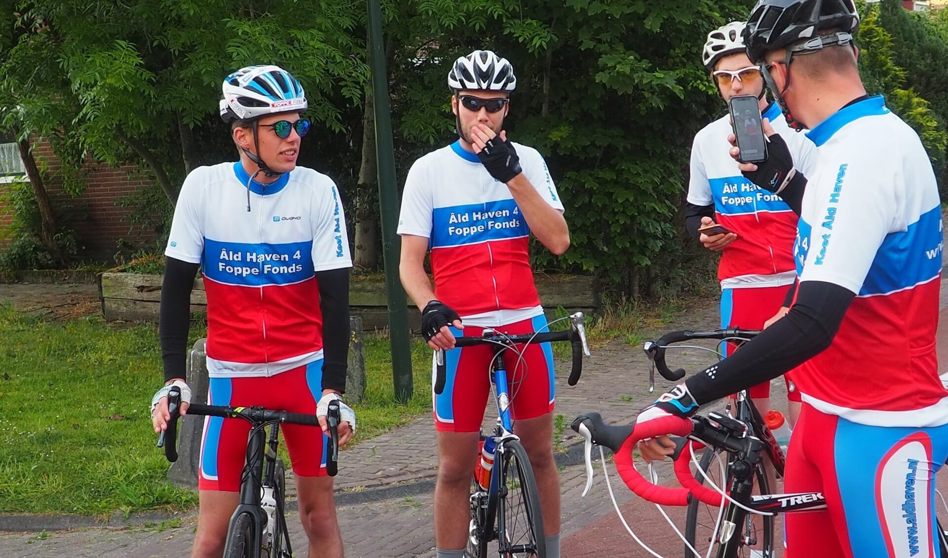 Dit groepje fietst vandaag vanuit Schettens op eigen gelegenheid de Friese Elfstedentocht.
