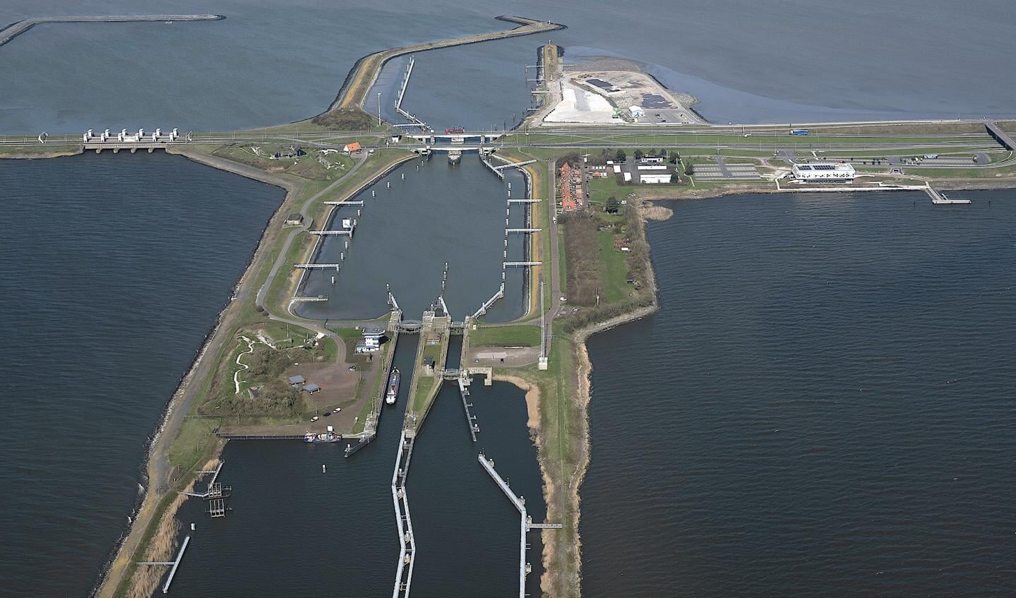 Luchtfoto van de sluizen van de Afsluitdijk bij Kornwerderzand.