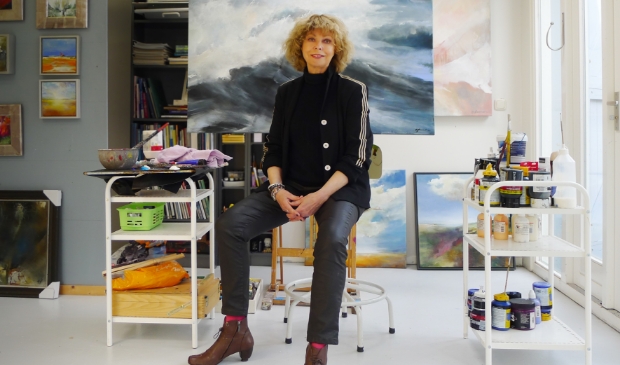 Greetje Feenstra in haar atelier