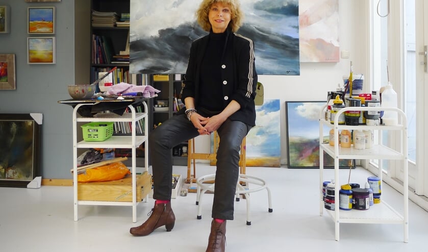 Greetje Feenstra in haar atelier