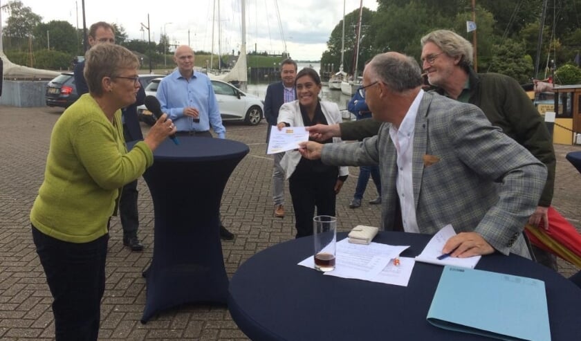 Ondertekende intentieovereenkomst wordt aangeboden aan inwoners van Stad aan ’t Haringvliet