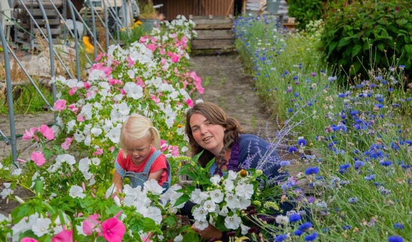Wilma en haar dochter in de pluktuin