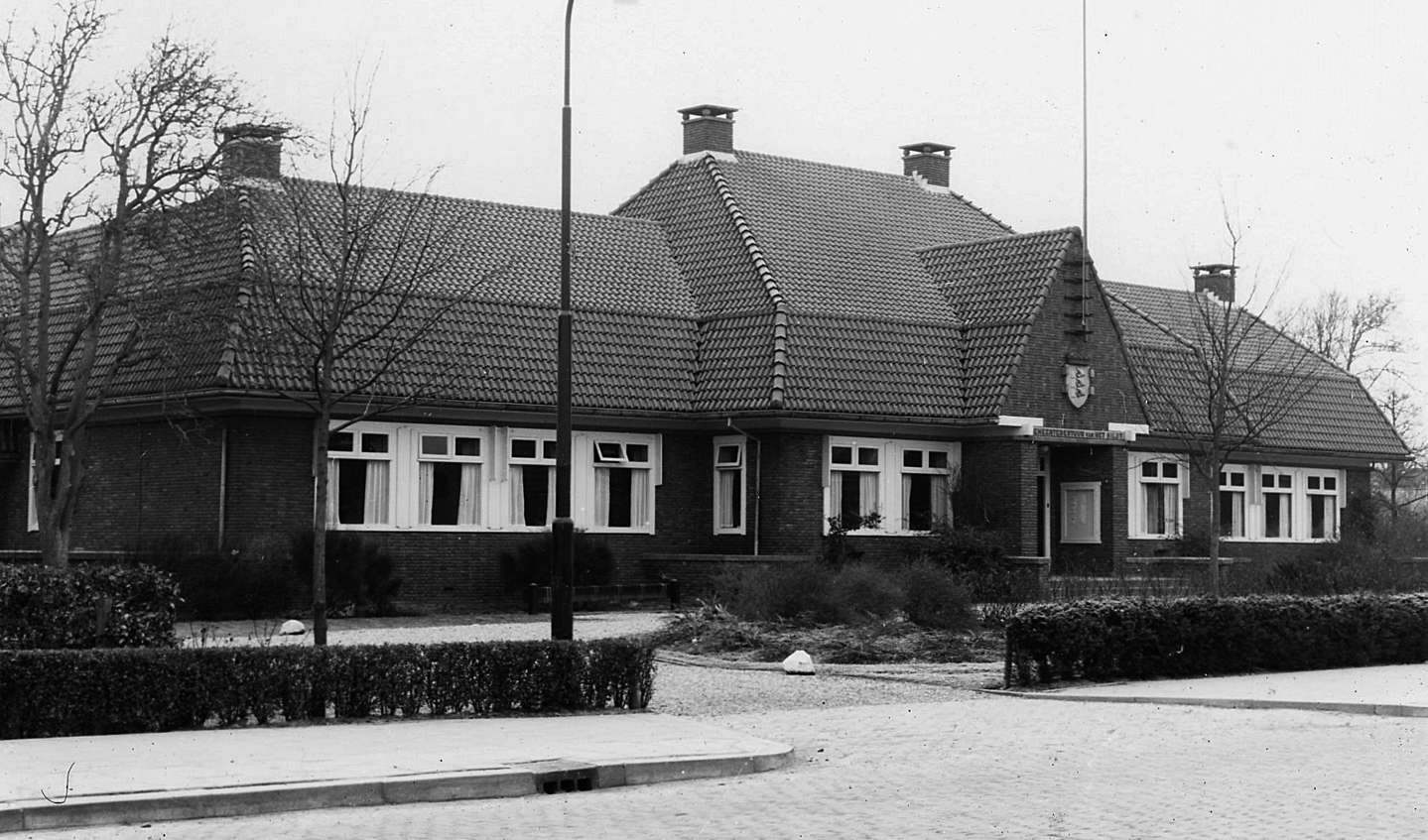 Gemeentehuis in St. Annaparochie, voormalige gemeente het Bildt (foto Bildts Aigene)