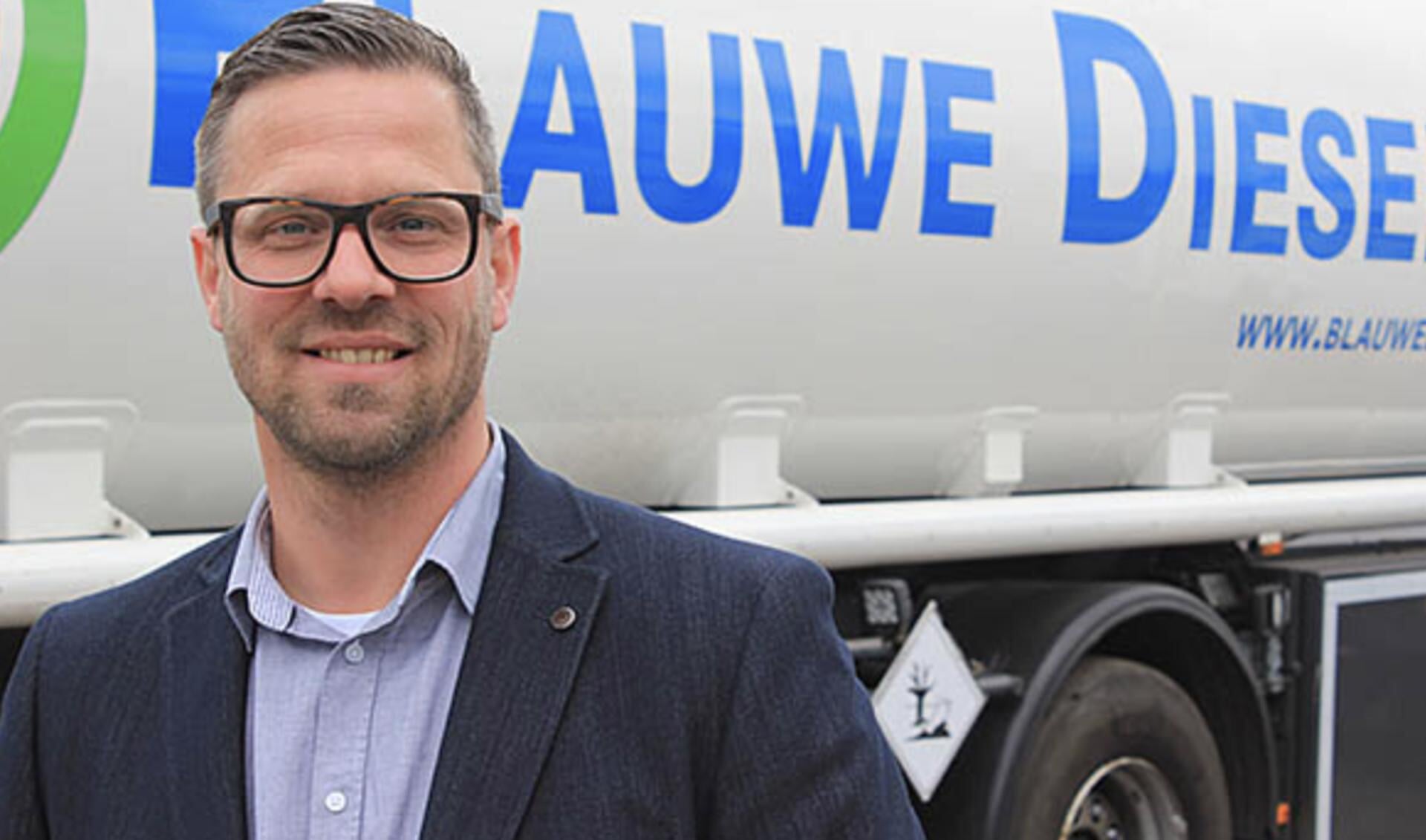 Vincent van Maurik, sales manager van Future Fuels, staat voor een tankwagen met blauwe diesel: ook een biobrandstof uit Oudehaske.