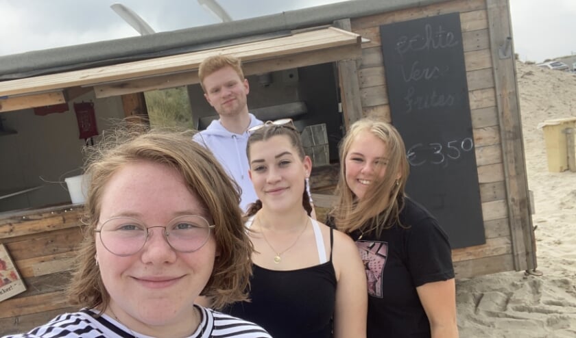 Sara, Tiffany, Joëlke en Sem bij de Keet