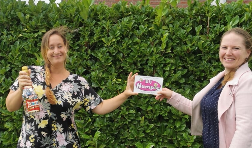 Gastouder Sophie (links) ontvangt een presentje van Natalie