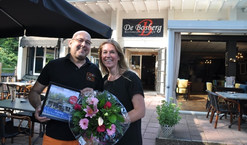 Eigenaren Gea en Willem op het terras