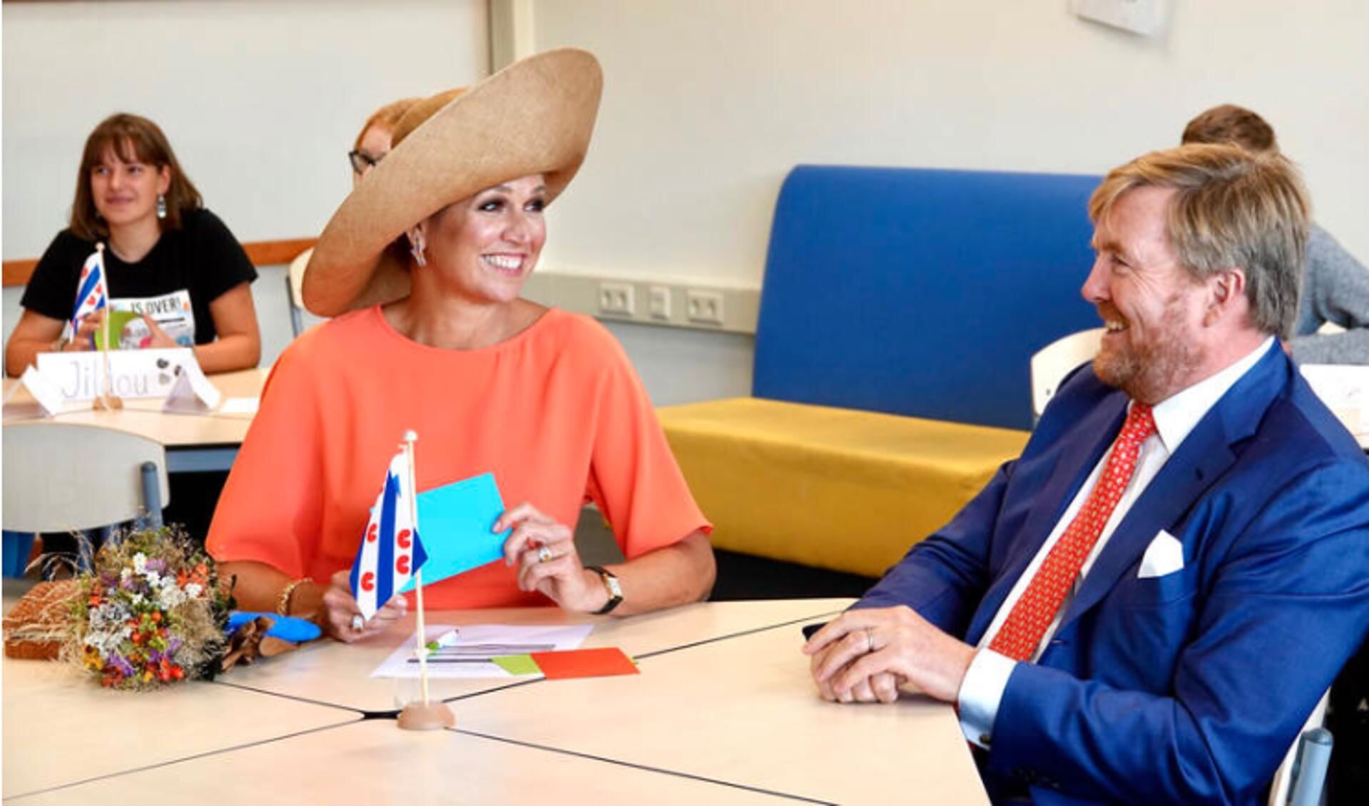 Willem-Alexander en Máxima tijdens hun Friese les aan het OSG Singelland in Drachten.