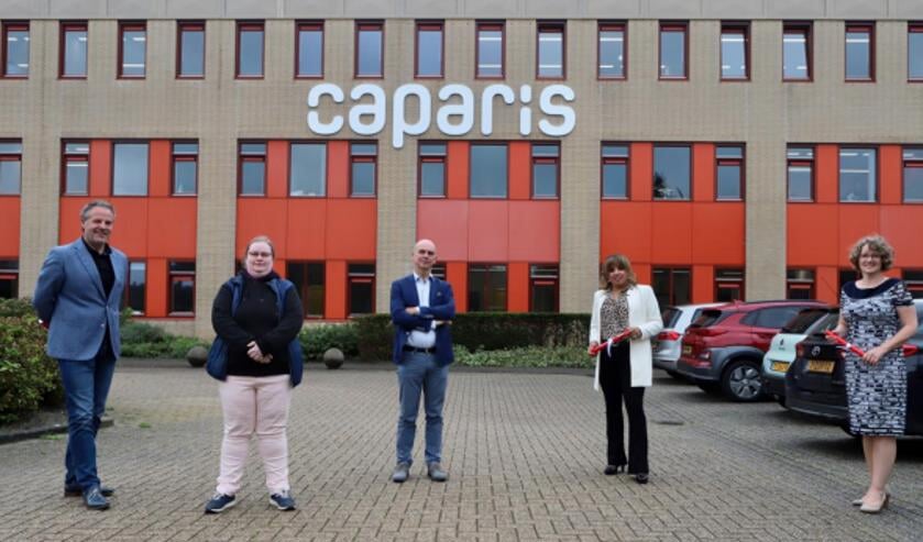 Van links naar rechts: Alex Bonnema (Caparis), Janke Riemersma, ambassadeur binnen Caparis voor laaggeletterdheid, Felix van Beek (wethouder Smallingerland) en daarnaast met estafettestok in de hand: Zahraa Aldaraaj (Smallingerlandse Uitdaging) en Karin Meijerman (Bibliotheek Drachten).