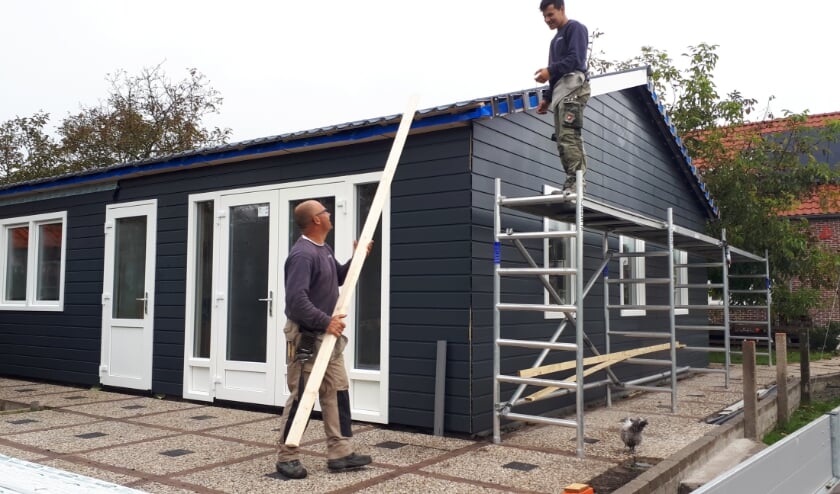 Arjan (links) en Ries werken aan de mantelzorgwoning in Ouddorp