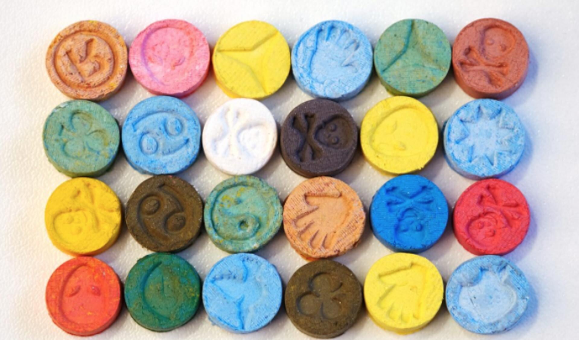 Voorbeelden van MDMA en XTC--pillen.