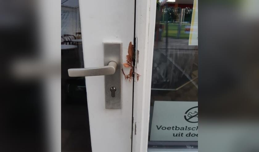 Inbraaksporen aan de deur van de sportkantine.