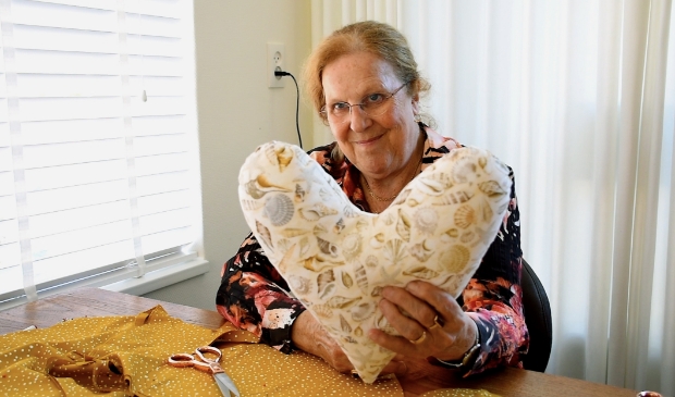 Vrijwilliger Wil Bosman met de Heart Pillow