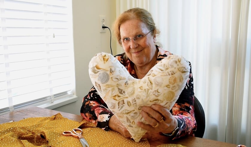 Vrijwilliger Wil Bosman met de Heart Pillow