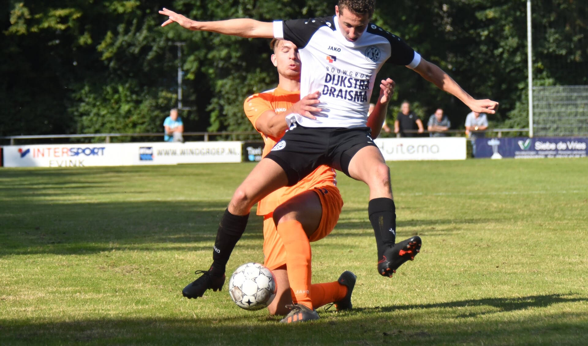 Drachtster Boys speelde in het nieuwe tenue waarop de nieuwe hoofsponsor Bouwgroep Dijkstra Draisma prijkt

