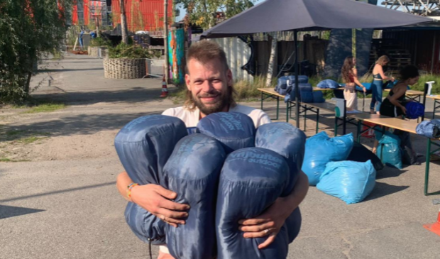 Age en enkele van de slaapzakken voor Lesbos.