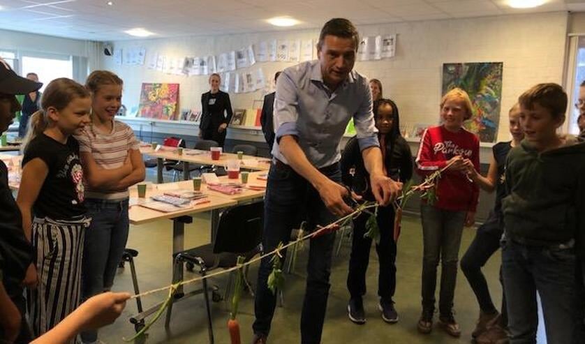 Wethouder Zoetendal verricht de openingshandeling bij kookschool Fikks in Heerenveen.