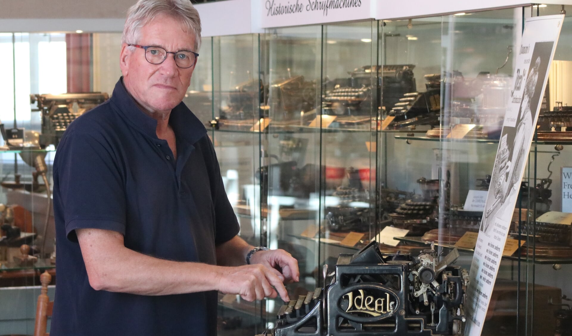 Verzamelaar Rienk 'Tik' Monsma met één van zijn antieke typemachines.
