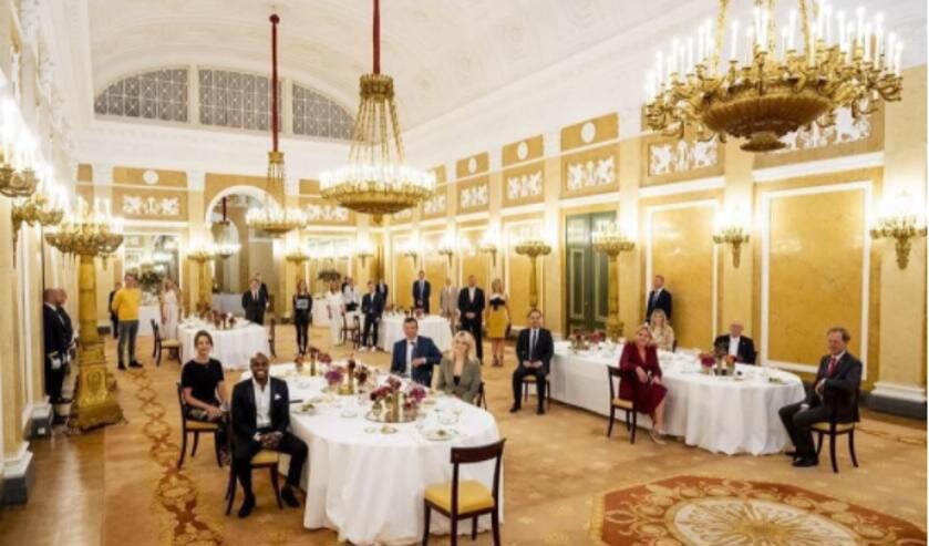 <p>Beeld van de coronaproof koninklijke lunch van Hydraloop met het Nederlandse koninklijk huis.</p>