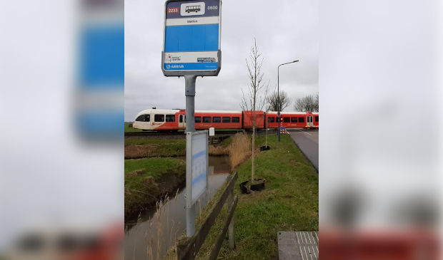 Het dubbele tarief, voor overstappen op een andere bus of trein tijdens dezelfde rit, wordt afgeschaft voor reizigers. Hier Mantgum in beeld: de stoptrein en de bushalte.