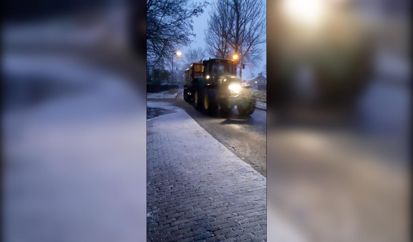 Strooitractor in het Friese Mantgum vanwege de sneeuwval op zaterdag 16 januari 2021.