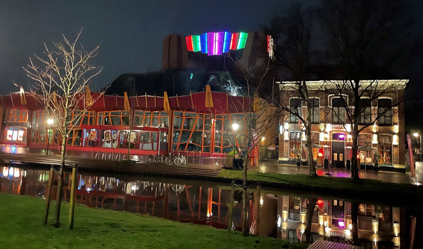 De regenboogkleuren van het Sneker theater als baken van hoop.