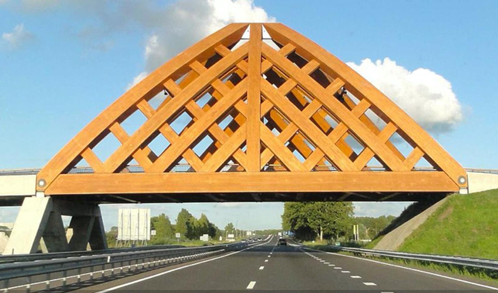 Eén van de twee houten bruggen in Sneek, vlakbij deze komt in maart één van de nieuwe vaccinatielocaties van GGD Fryslân.
