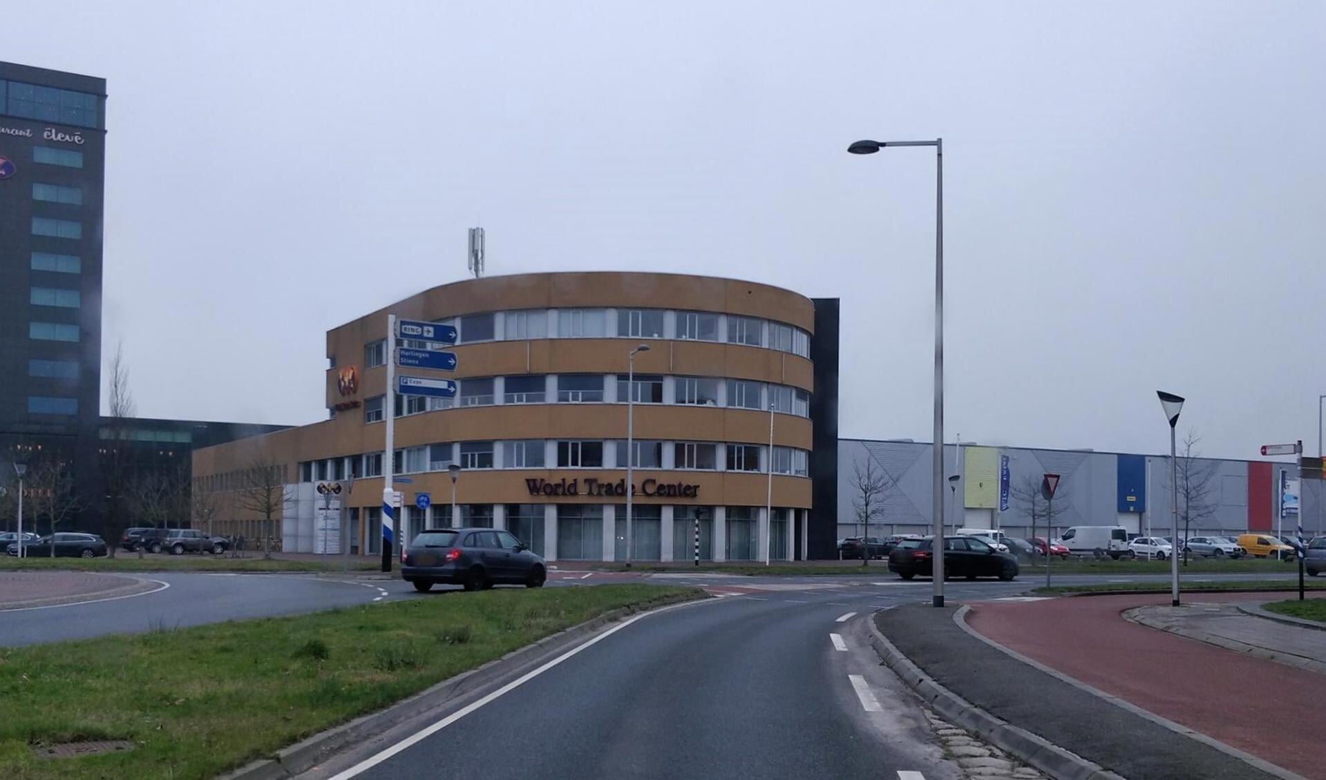 Rechts de hal van het WTC Expo waarin de vaccinaties plaatsvinden.