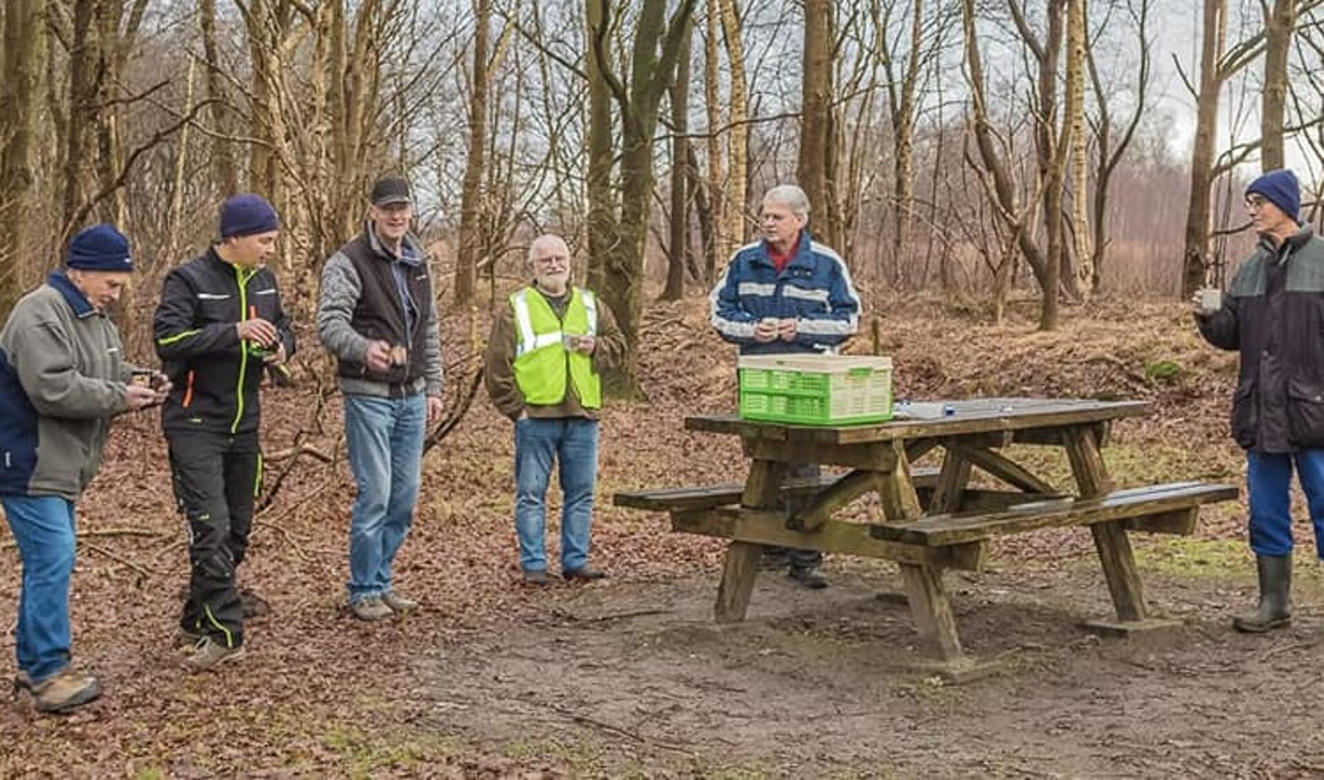 De vrijwilligers die zaterdag de borden richting Ravenswoud hebben geplaatst.