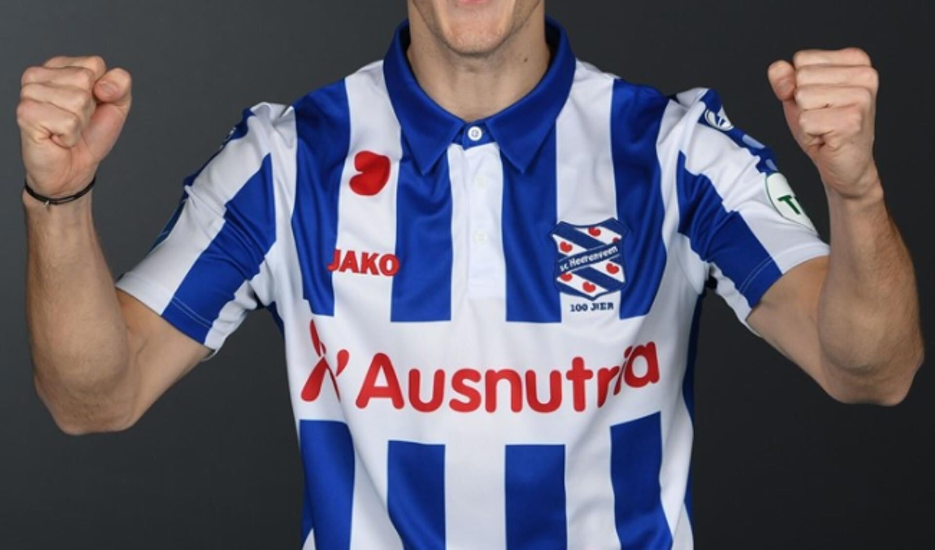 Tibor Halilovic heeft er zin in om per direct voor sc Heerenveen te gaan voetballen, zo blijkt uit deze foto in zijn nieuwe shirt.